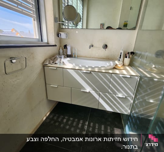 ארון אמבטיה עם כיור ומראה בחדר רחצה מודרני